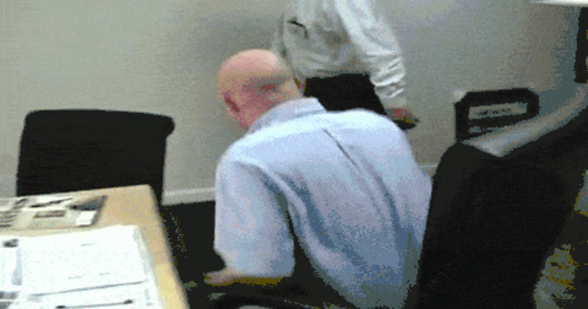 Босс смотрит через скрытую камеру на жаркий секс сотрудников в офисе