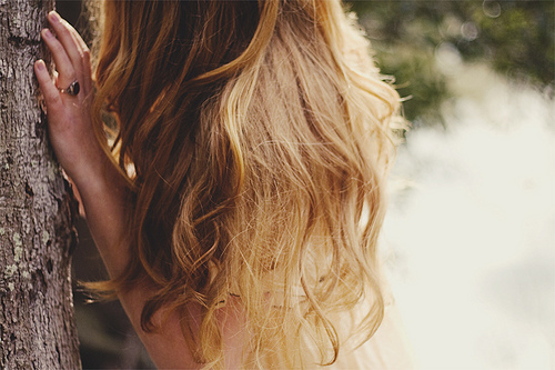 Голая Лиза с длинными светлыми волосами показывает нежное тело